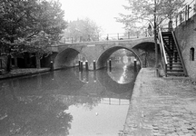 849259 Gezicht op de Hamburgerbrug over de Oudegracht te Utrecht, uit het zuidoosten.